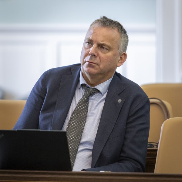 Færsla Jóns Péturs um ungar konur vekur úlfúð