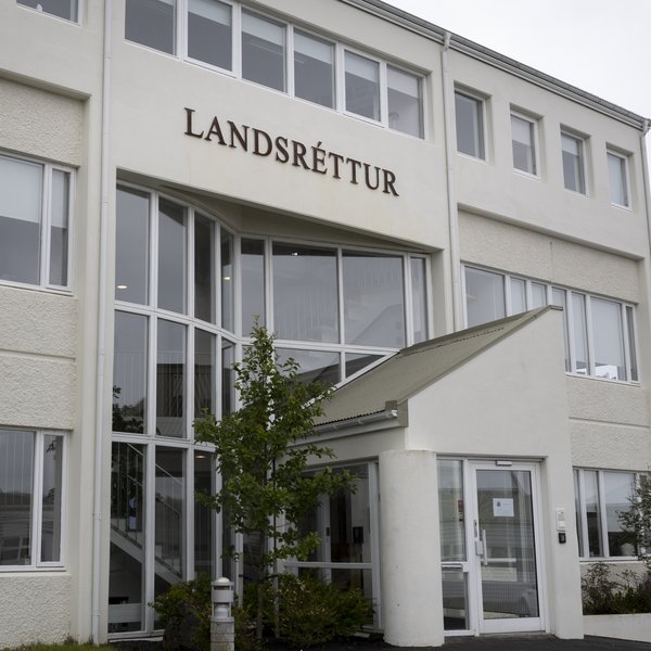 Eiríkur Elís vill halda áfram að dæma fólk