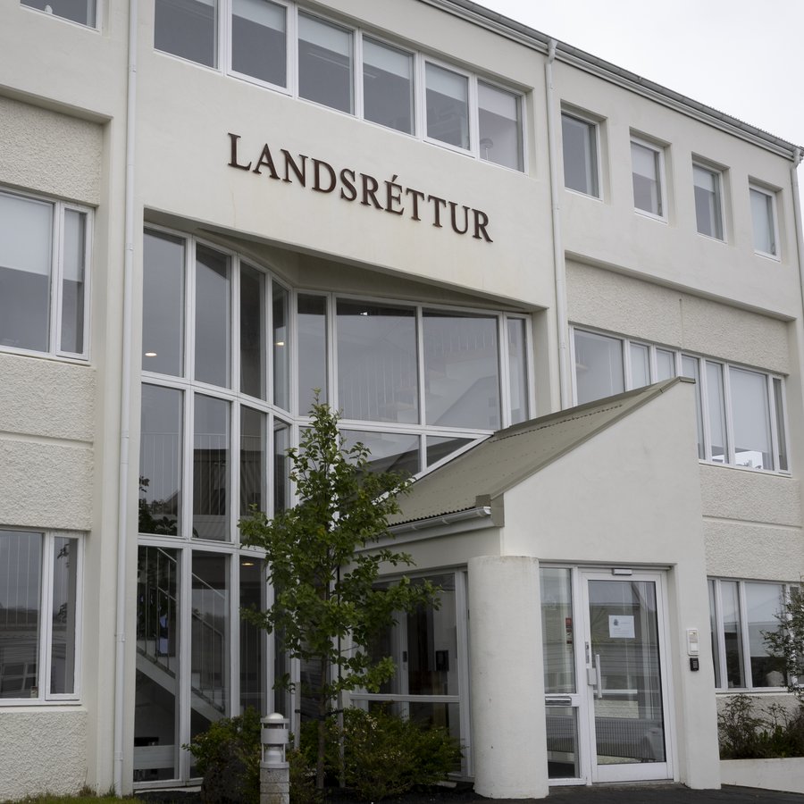 Eiríkur Elís vill halda áfram að dæma fólk