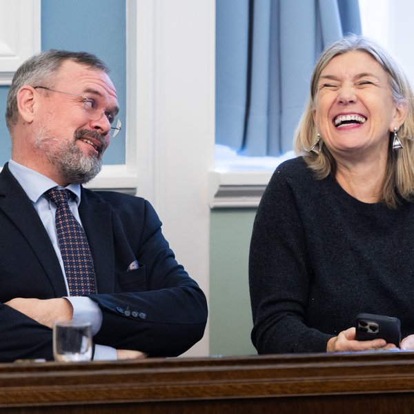 Ráðherra sprakk úr hlátri