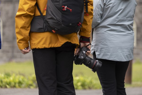 Ferðamenn á Austurvelli fyrir framan Alþingishús