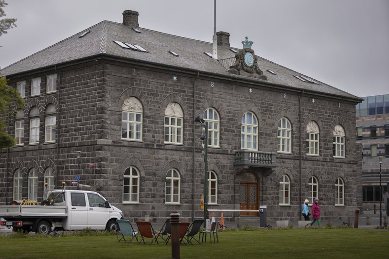 Alþingishús, starfsmenn Reykjavíkurborgar snyrta beð