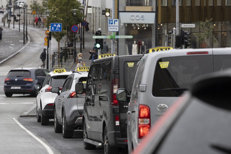 Leigubílar í röð í Hverfisgötu