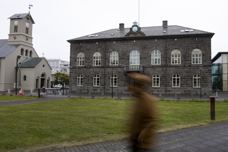 Maður labbar á Austurvelli
