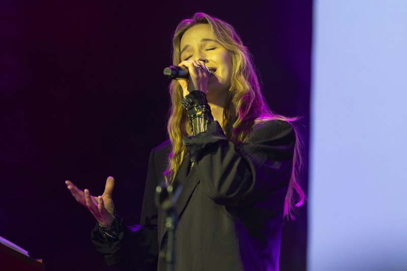 GDRN, Guðrún Ýr Eyfjörð Jóhannesdóttir syngur á viðburði Riddara Kærleikans