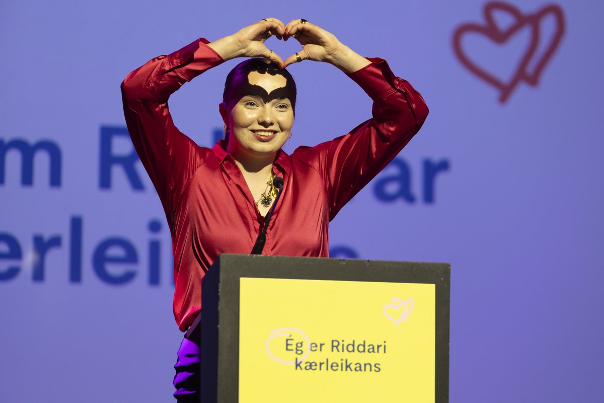 Embla Bachman í pontu á viðburði Riddara Kærleikans