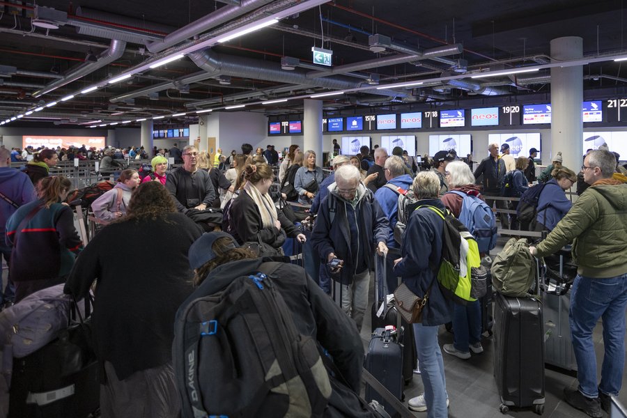 Kona tekin með kók á Keflavíkurflugvelli