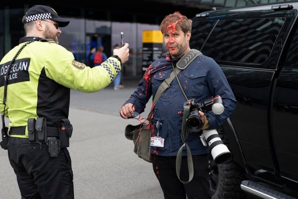 Ljósmyndari Moggans heppinn að vera með gleraugu þegar málningu var skvett á hann