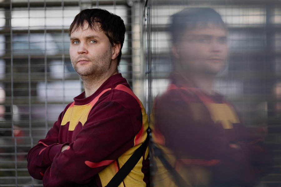 Hleypir aðdáendum á bakvið tjöldin