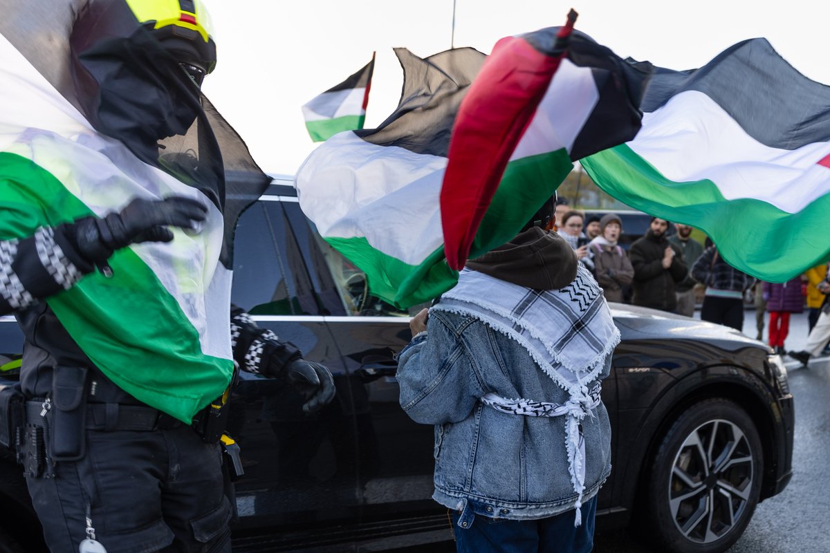 Lögreglumaður fær palestínskan fána í andlitið
