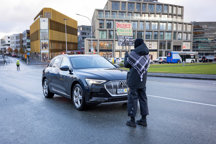 Lögreglumenn sýnilega pirraðir á mótmælendum