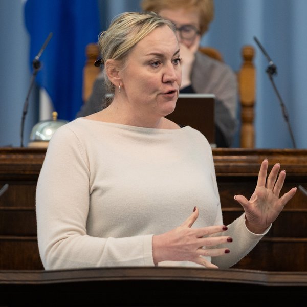 Tíu erlendum föngum sparkað úr landi