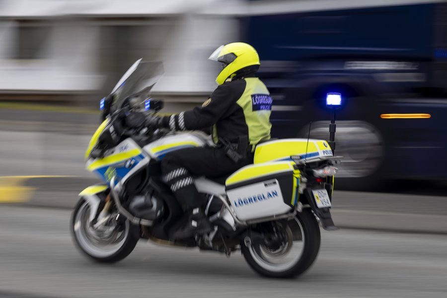 Brennandi bifreið við matvöruverslun fannst ekki
