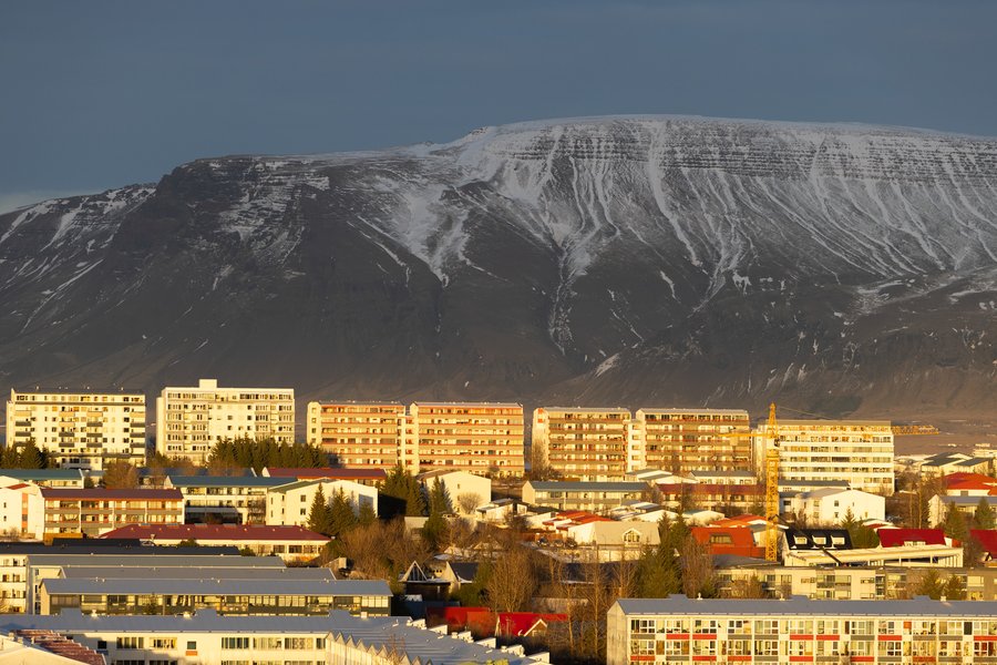 Grófu sig niður án leyfis og bjuggu til fjórar íbúðir í kjallaranum