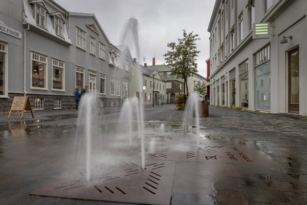 Lagði bílnum á vatnsskúlptúr í Hafnarstræti