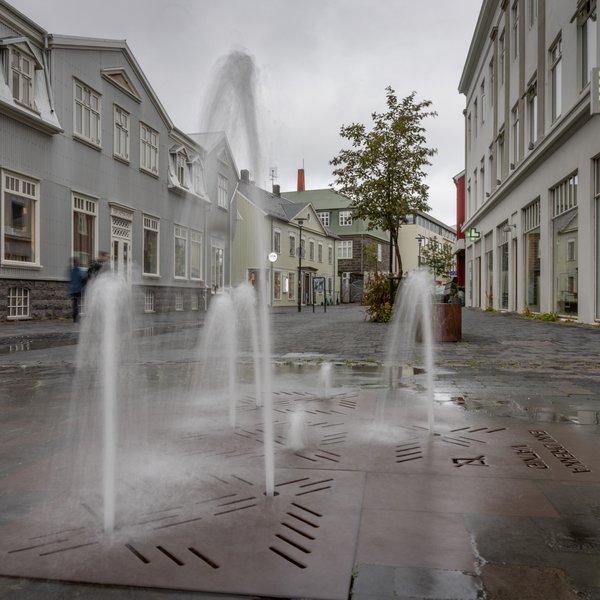 Lagði bílnum á vatnsskúlptúr í Hafnarstræti