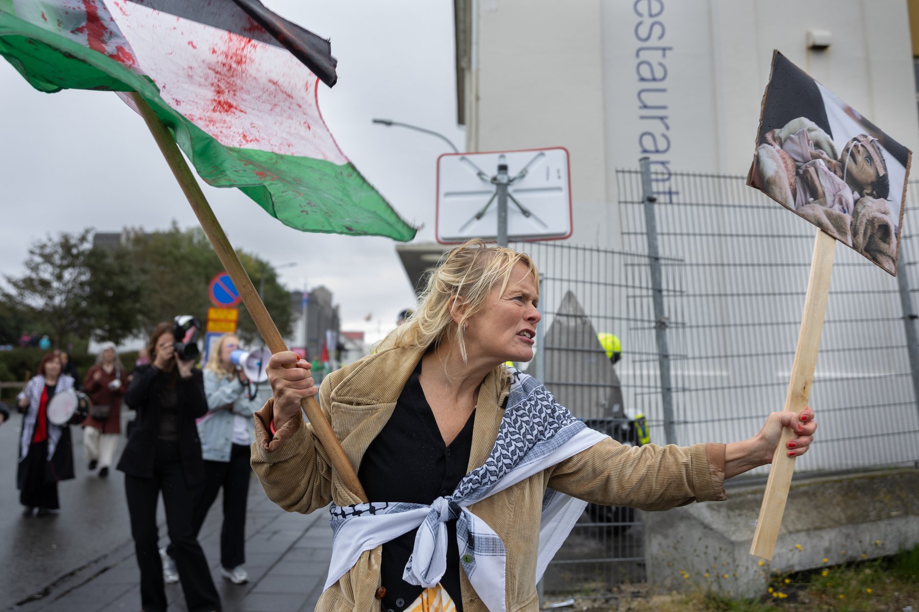 Félagsmenn félagsins Ísland Palestínu mótmæla við stjórnarráðið