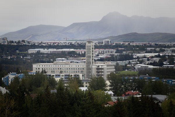 Einn fluttur með sjúkrabíl eftir slys