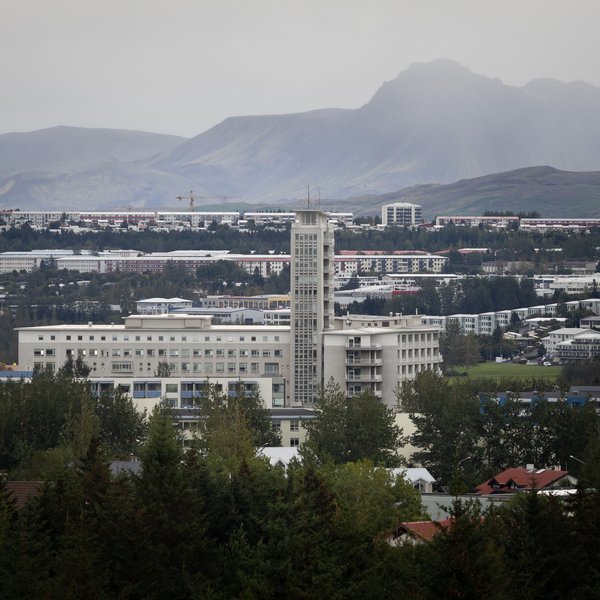 Einn fluttur á bráðamóttökuna