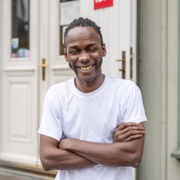 Fyrsta málverkasýning Mouhamed Lo fer vel af stað