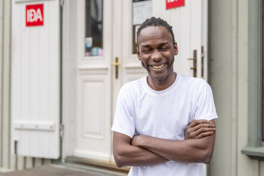 Fyrsta málverkasýning Mouhamed Lo fer vel af stað