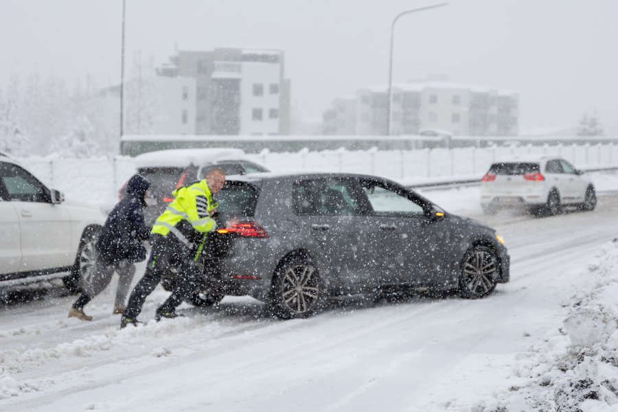 Lögreglan biður fólk að fara heim sem allra fyrst