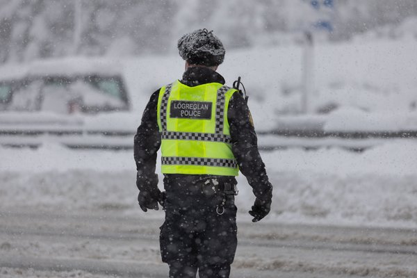 Blæddi úr höfði manns eftir skófluárás