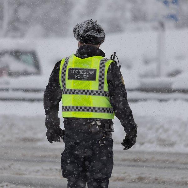 Blæddi úr höfði manns eftir skófluárás