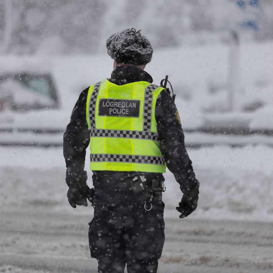 Blæddi úr höfði manns eftir skófluárás