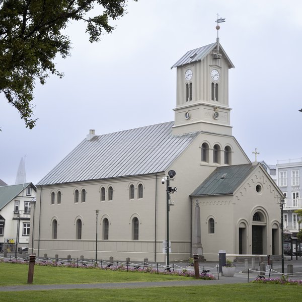 Þrír nýir prestar vígðir