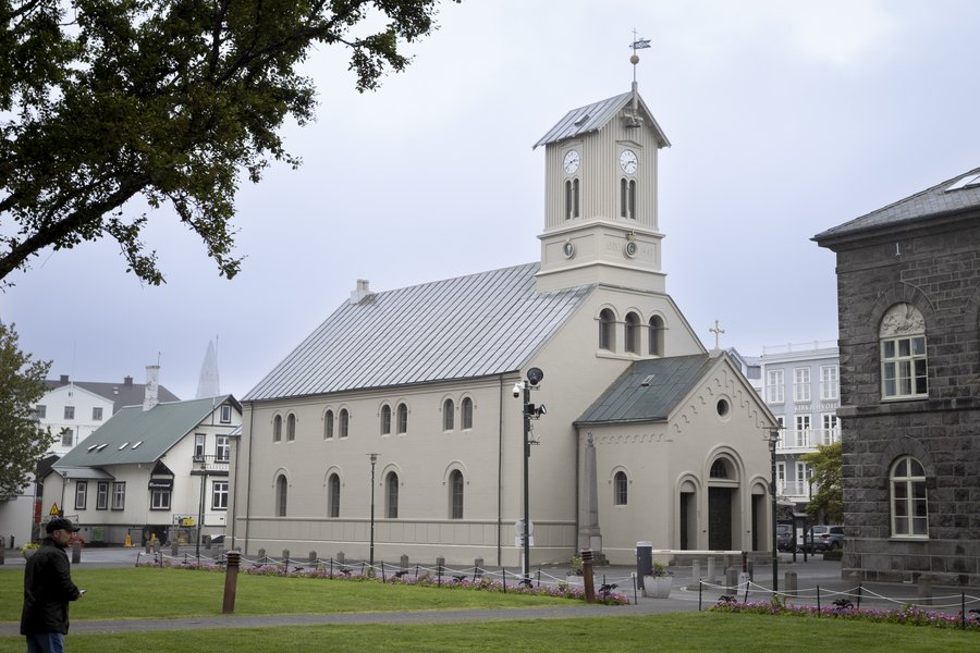 Þrír nýir prestar vígðir