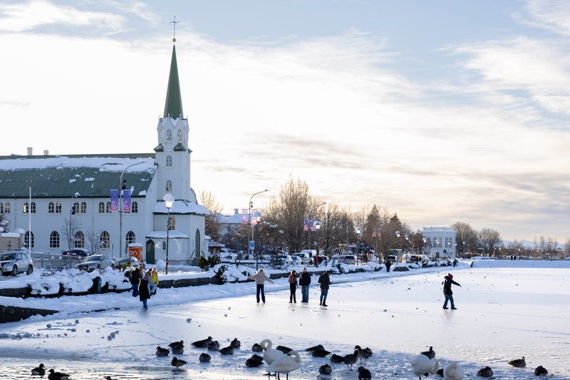 Reykjavíkurtjörn frosin