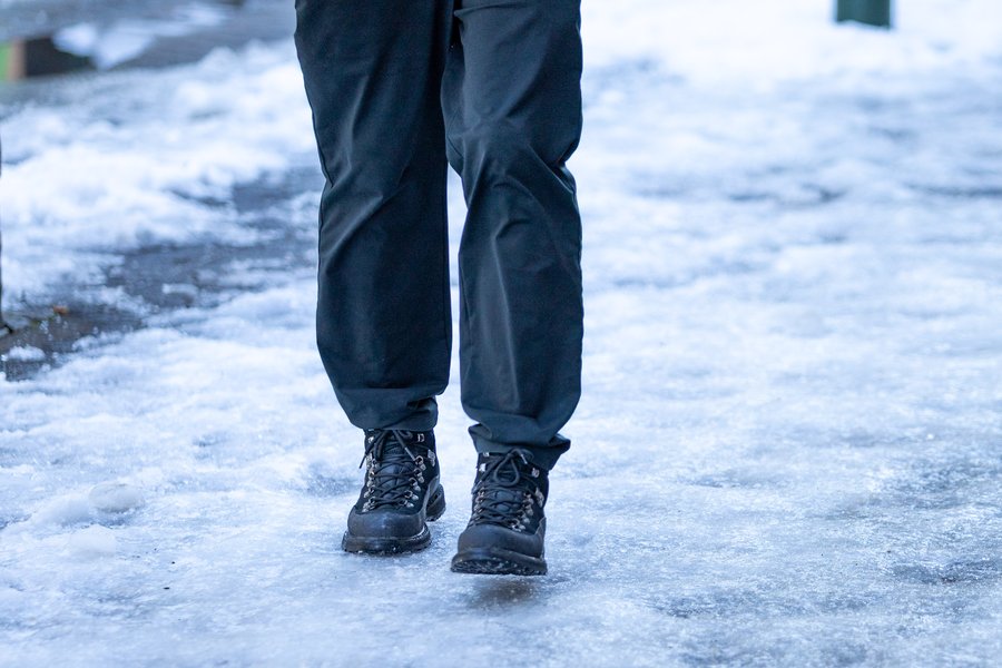 Tveir fluttir á sjúkrahús eftir fall í hálku