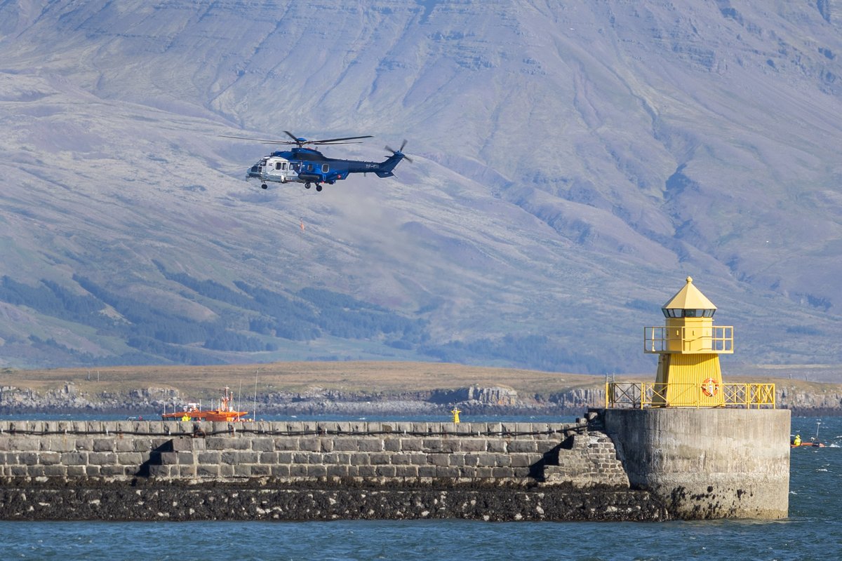 Þyrla landhelgisgæslunnar í Faxaflóa