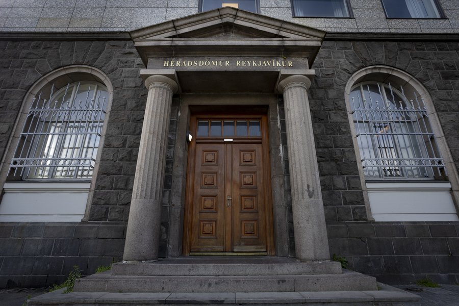 Athafnamaður braust inn í íbúð vegna „arabatónlistar“ og hundakúks