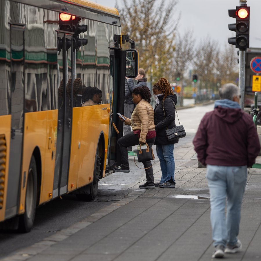 Áreitti fólk við strætóskýli