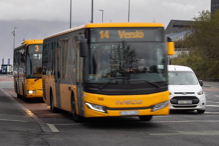 Neyðarboð barst frá strætisvagni