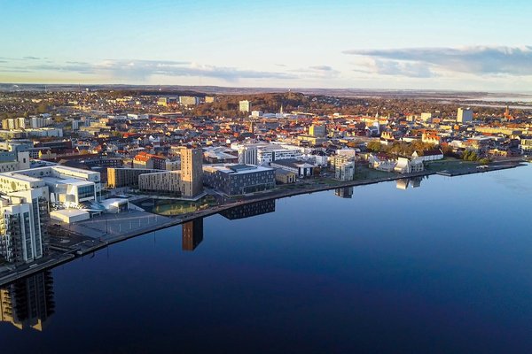 Einn lést og lögreglumaður særðist í skotárás á iðnaðarsvæði í Álaborg
