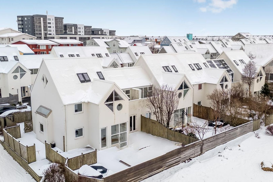 Gummi Ben selur glæsilegt endaraðhús