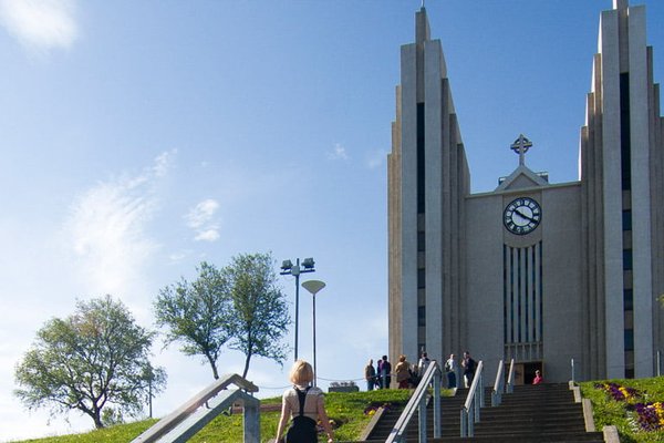 Heimsókn í Akureyrarkirkju -gluggi með merkilega sögu