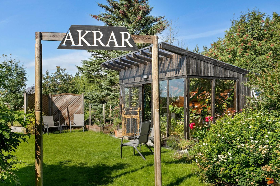 Akrar settir á sölu