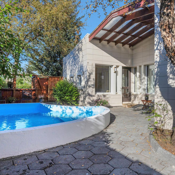 Stórfenglegt einbýli með sundlaug til sölu