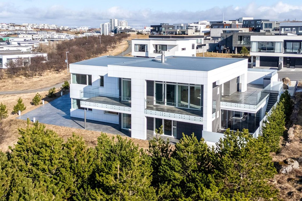 Höllin lækkuð um 45 milljónir