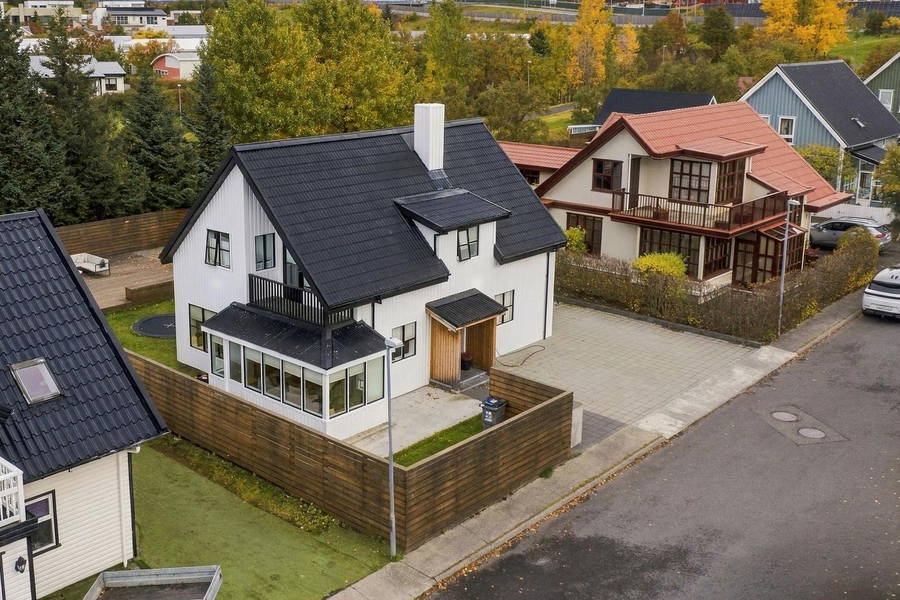 Garðabæjardraumurinn til sölu með heitum og köldum potti