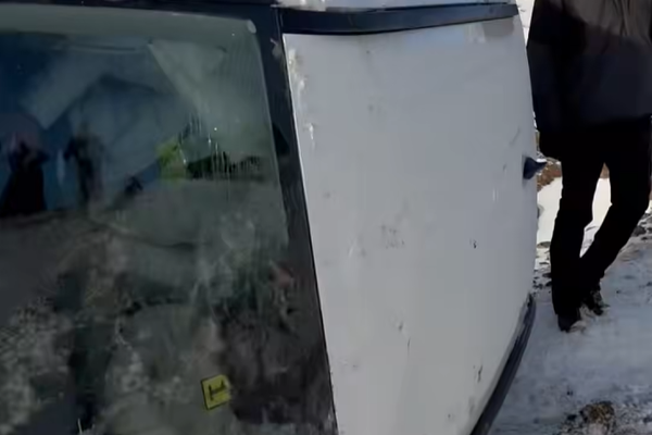 Kom að bílaleigubíl á sumardekkjum á hliðinni í Námaskarði