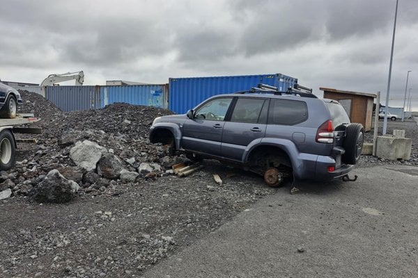 Rándýrum dekkjum undan Land Cruiser stolið af Þórði