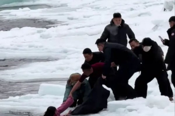 Ferðamenn björguðu mæðgum úr ískaldri á