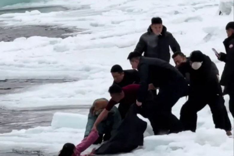 Ferðamenn björguðu mæðgum úr ískaldri á