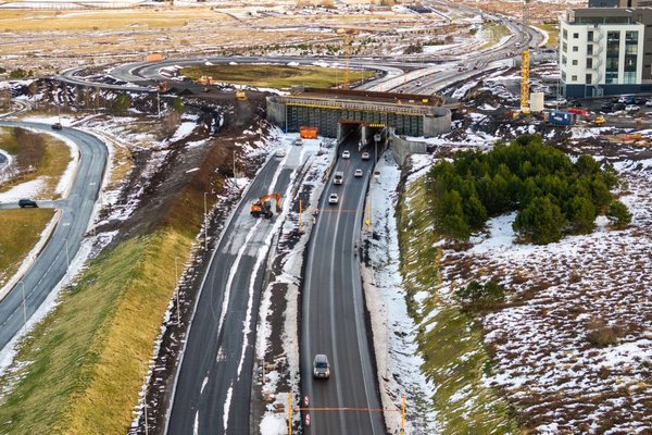 Ekið á brú í Breiðholti