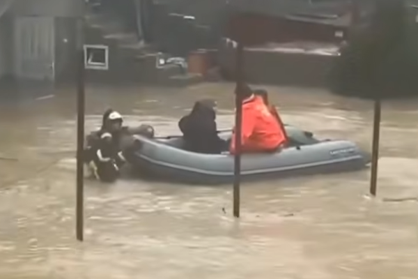 Drónaárásir og neyðarástand í Rússlandi vegna flóða